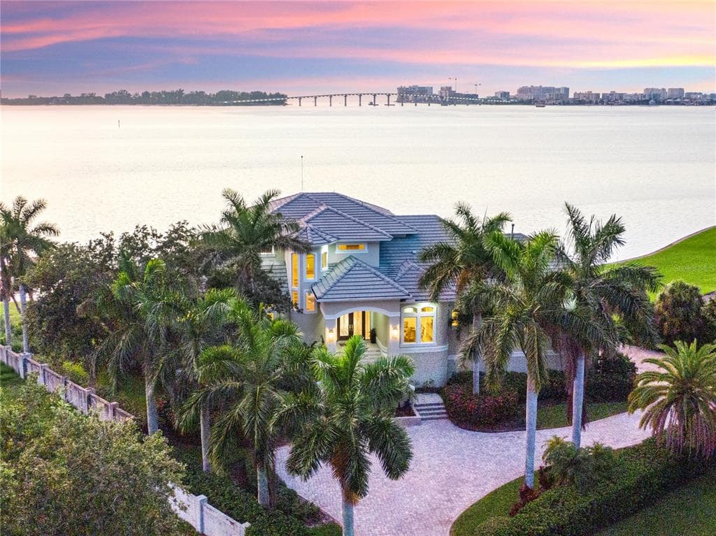 18 AMBLESIDE DRIVE