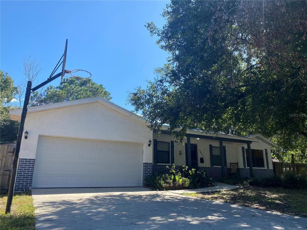 5695 KIWANIS PLACE NE ST PETERSBURG, FL 33703