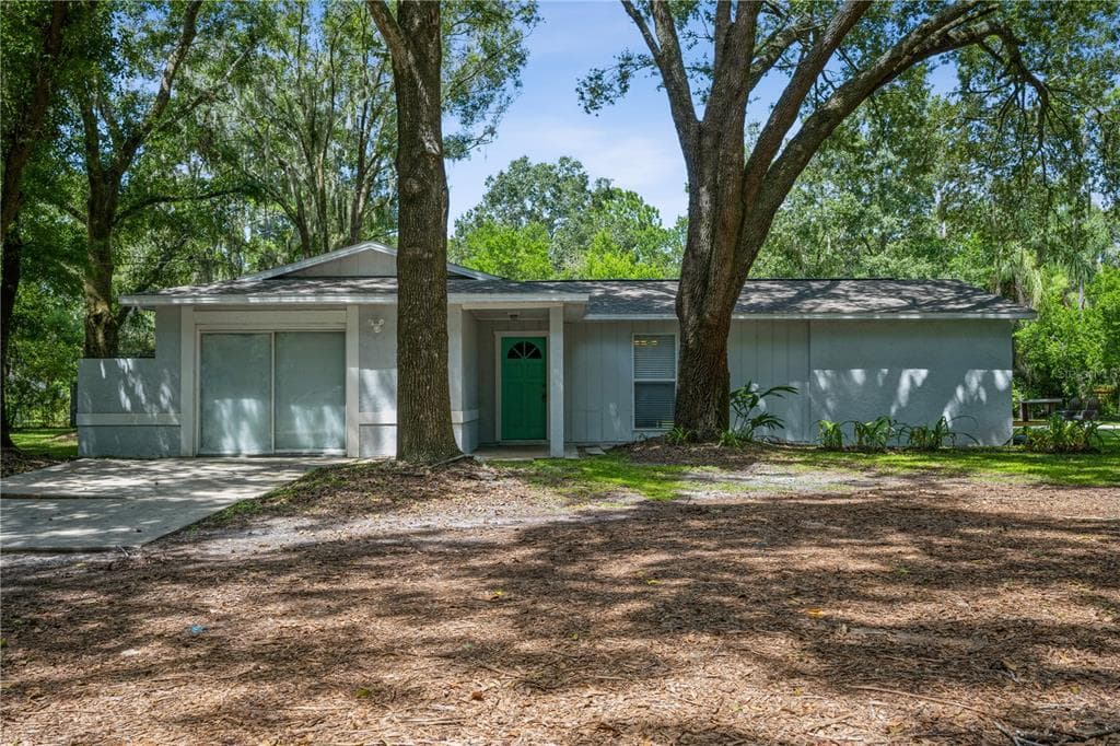910 W LUTZ LAKE FERN ROAD LUTZ, FL 33548