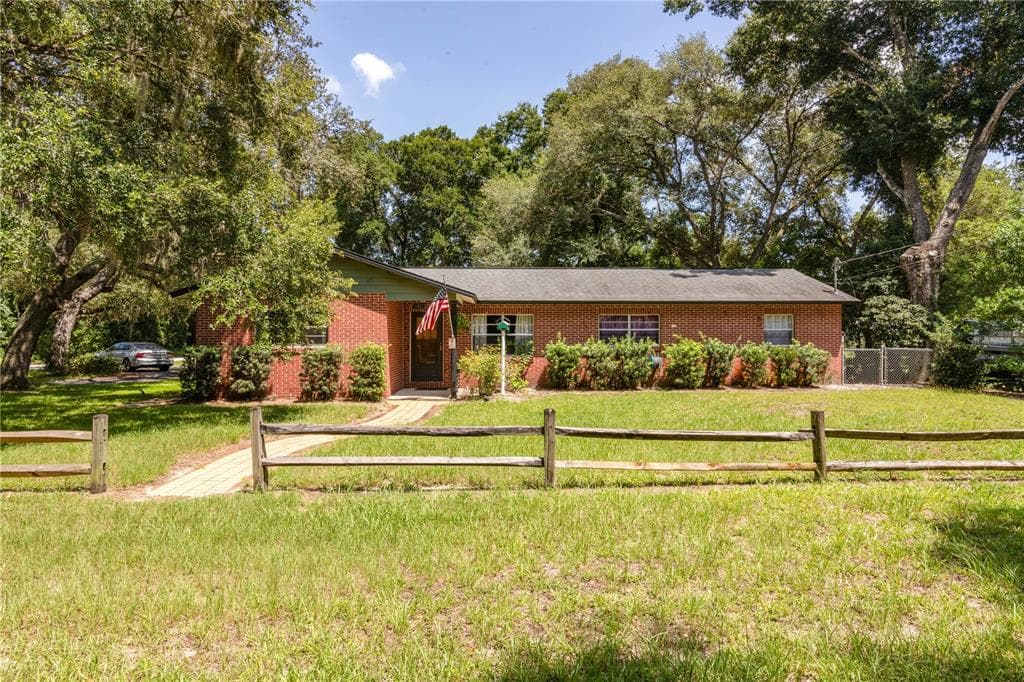 907 ELM AVENUE FRUITLAND PARK, FL 34731