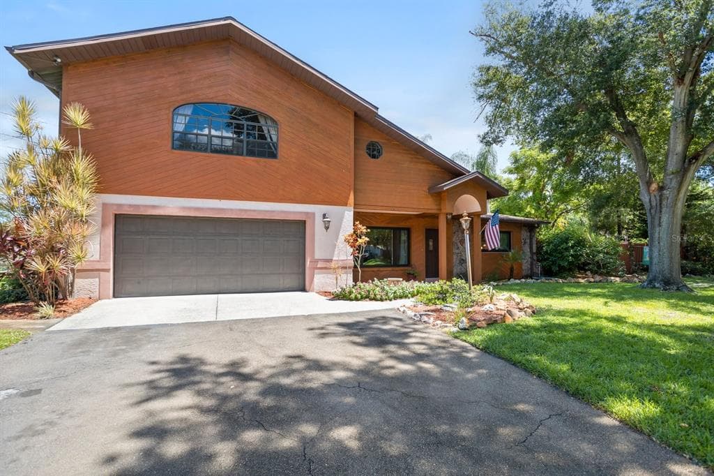 11095 VILLAGE GREEN AVENUE SEMINOLE, FL 33772