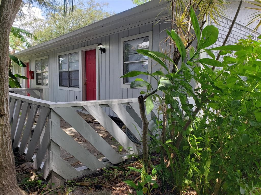 8592 CHANNELVIEW CIRCLE TAMPA, FL 33614