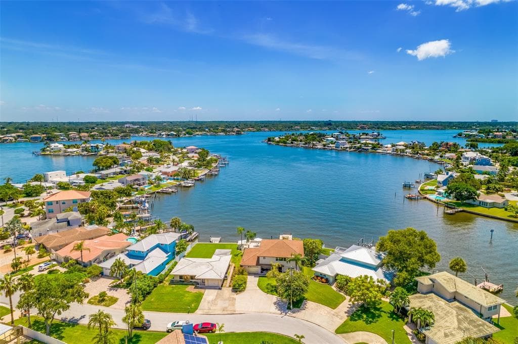 427 HARBOR DRIVE S INDIAN ROCKS BEACH, FL 33785