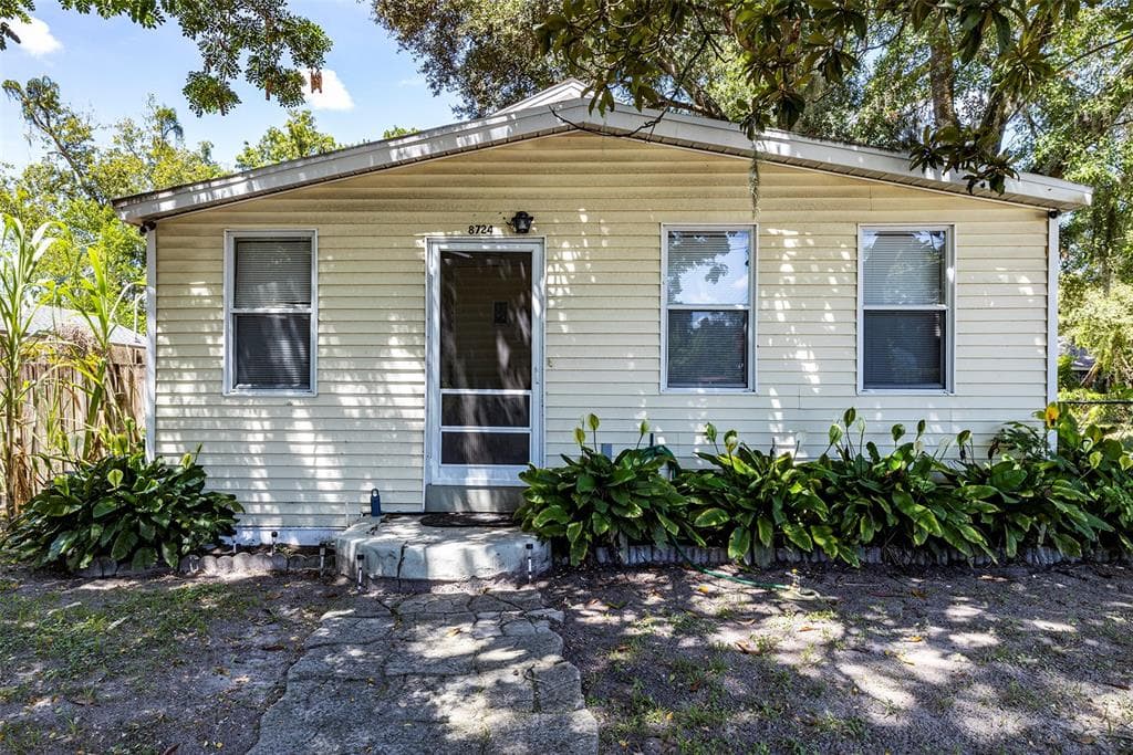8724 N BROOKS STREET TAMPA, FL 33604