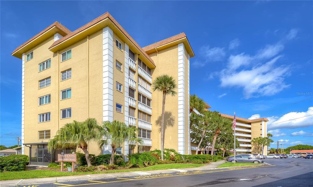 8950 PARK BOULEVARD UNIT 402 SEMINOLE, FL 33777