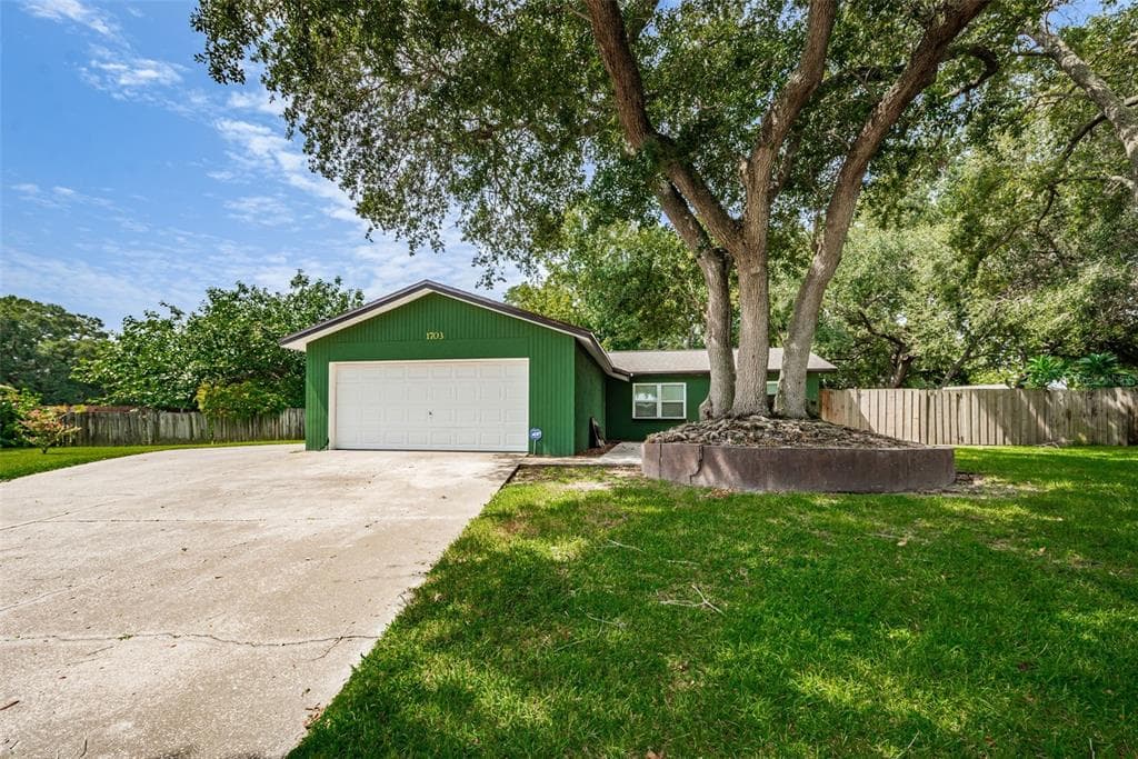 1703 SUTTON PLACE DUNEDIN, FL 34698