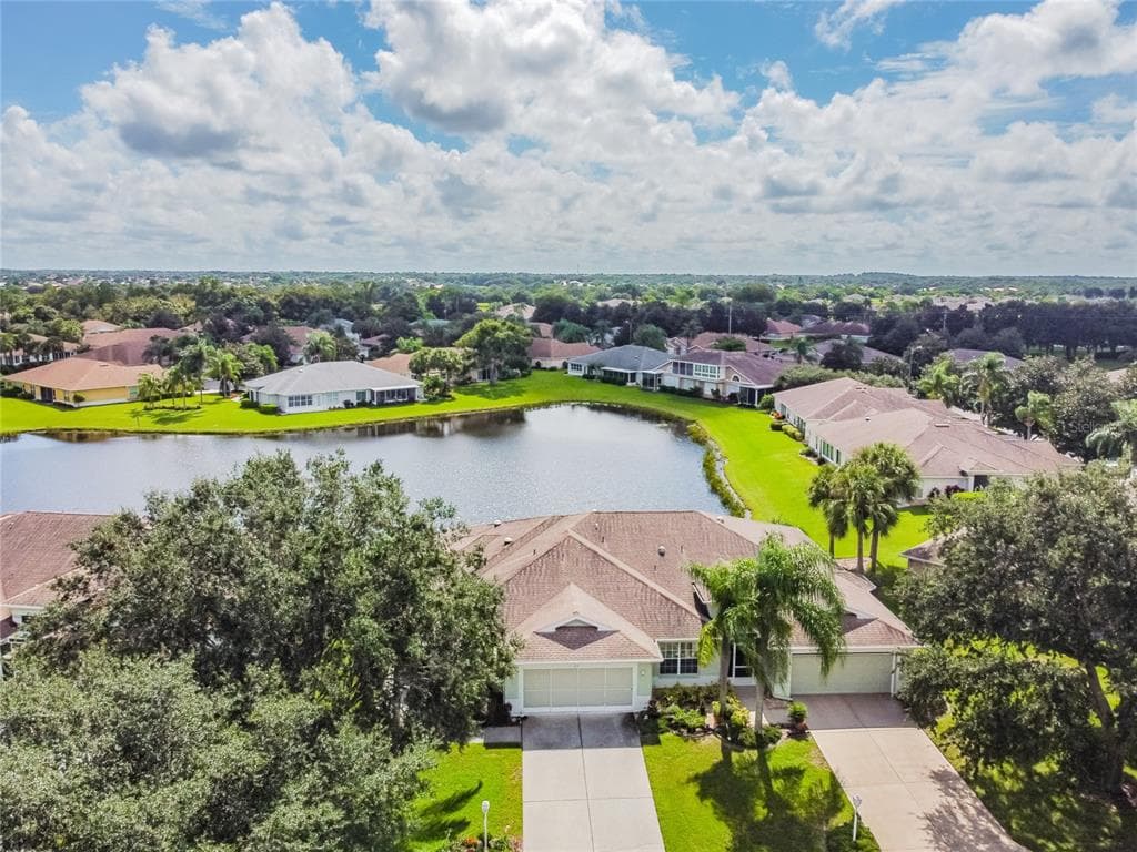 813 STAFFORDSHIRE LANE UNIT 33 SUN CITY CENTER, FL 33573