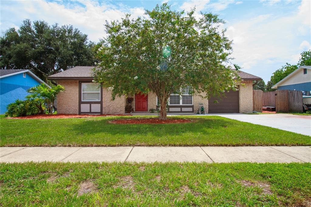7966 SMOKETREE CIRCLE LARGO, FL 33773