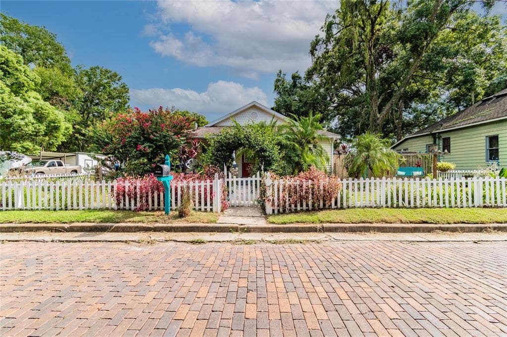 903 W MCLENDON STREET PLANT CITY, FL 33563