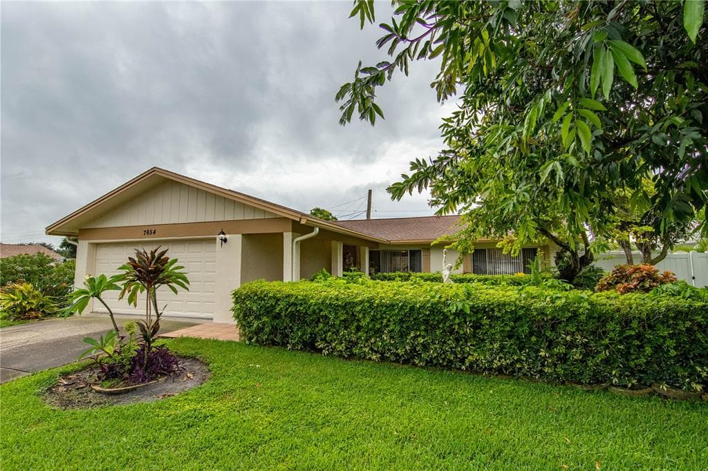 7654 ASHFORD COURT N ST PETERSBURG, FL 33709