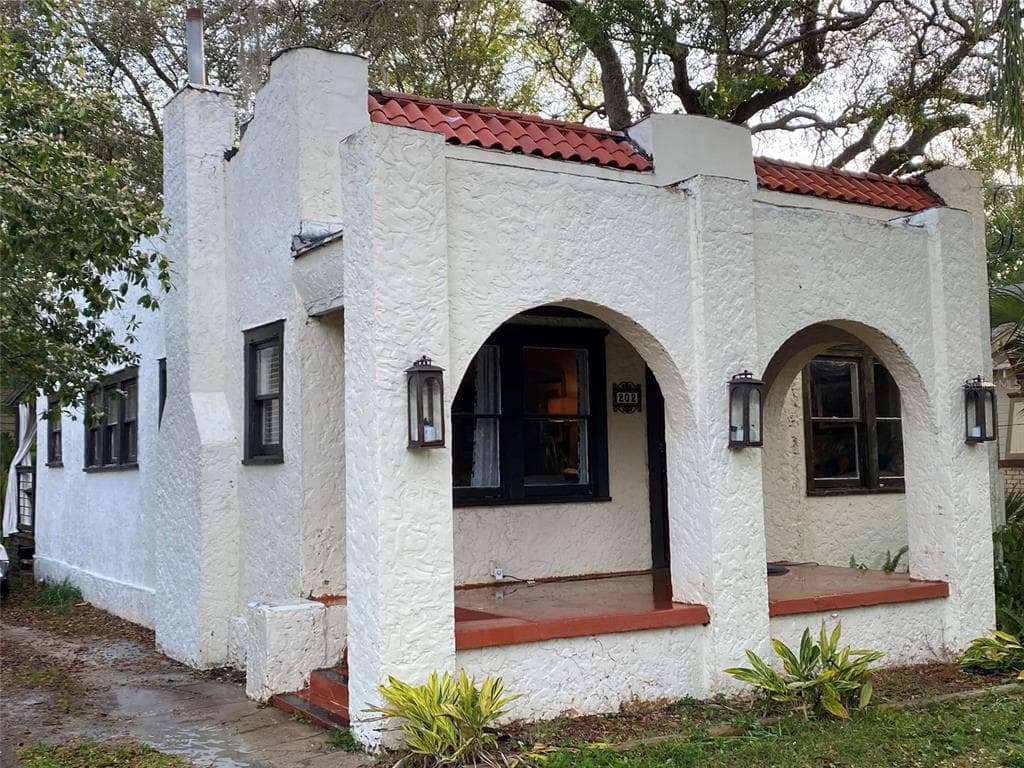 202 W CREST AVENUE TAMPA, FL 33603