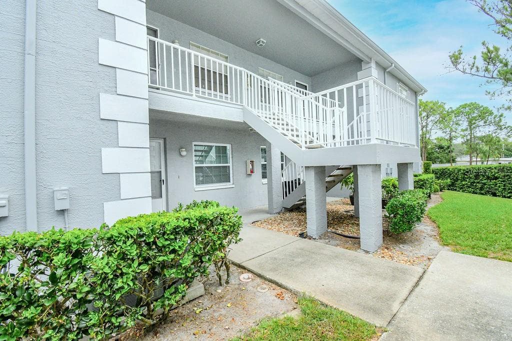 12041 HOOSIER COURT UNIT 202 HUDSON, FL 34667