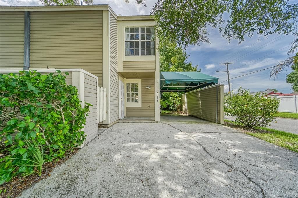 6924 LAKEVIEW COURT UNIT 6924 TAMPA, FL 33634