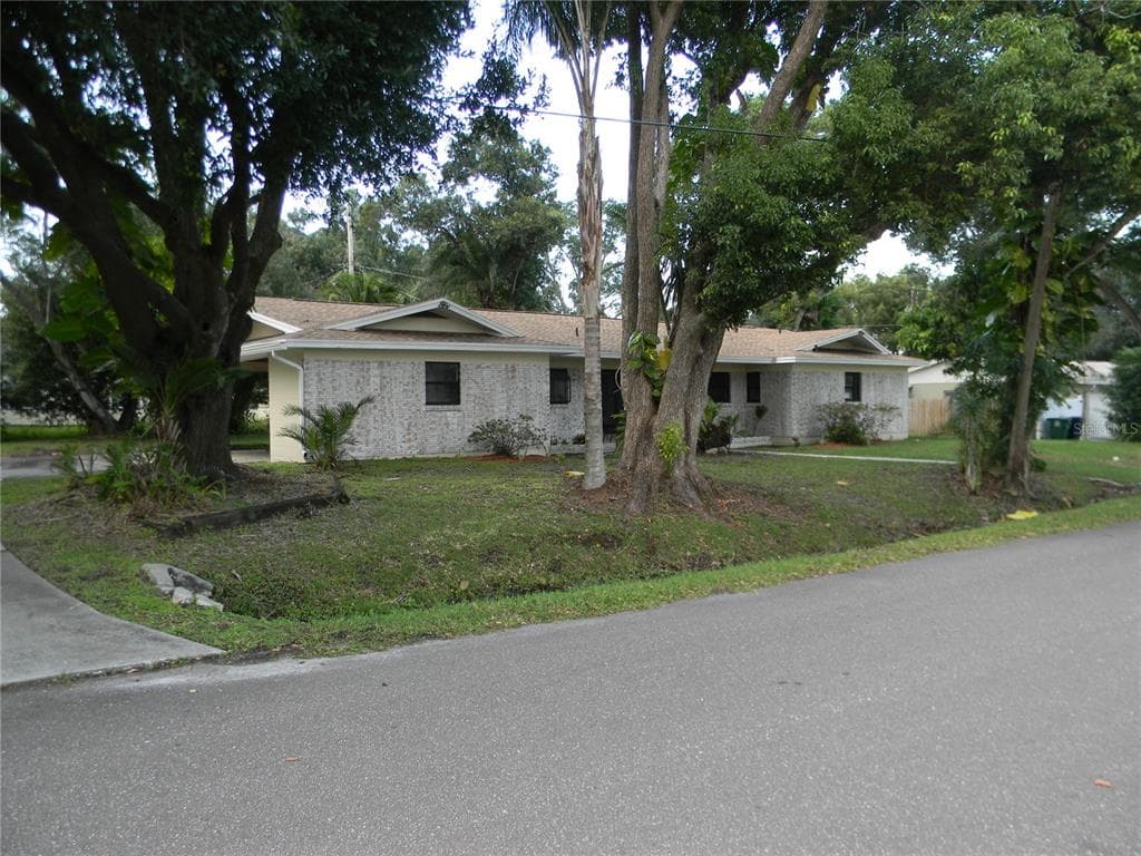 1523 W PARK LANE
