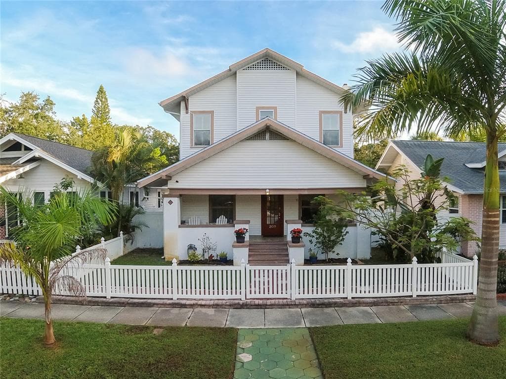 209 15TH AVENUE NE ST PETERSBURG, FL 33704