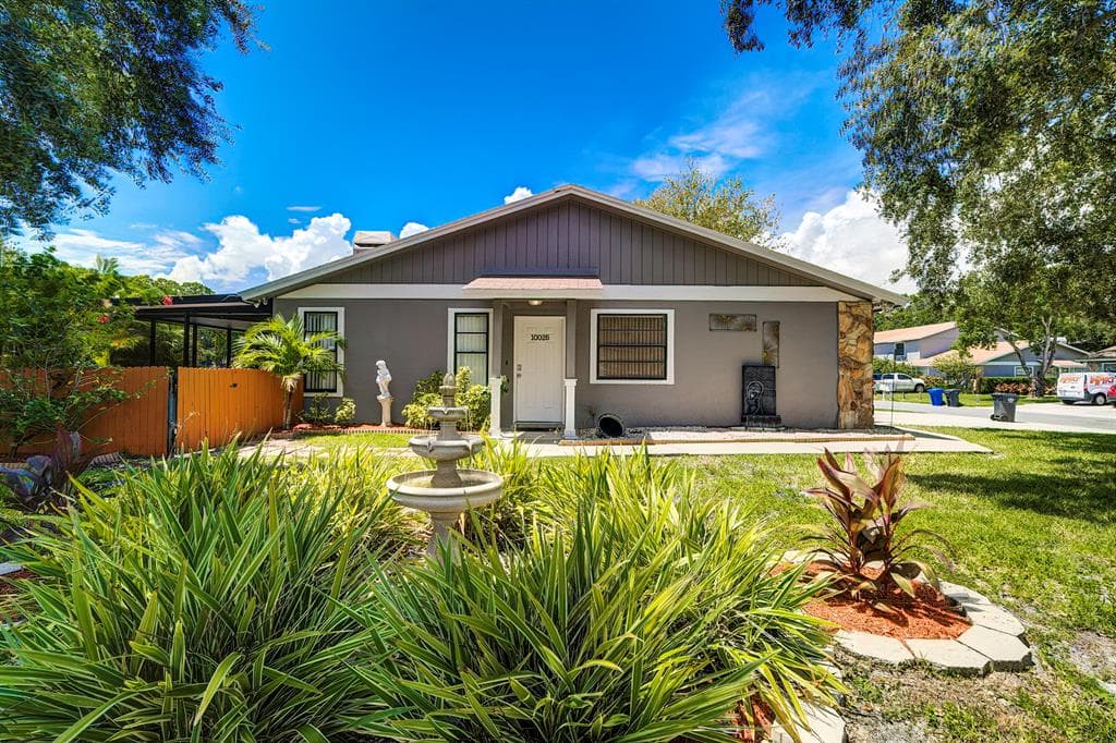 10026 LAKE OAK CIRCLE TAMPA, FL 33624