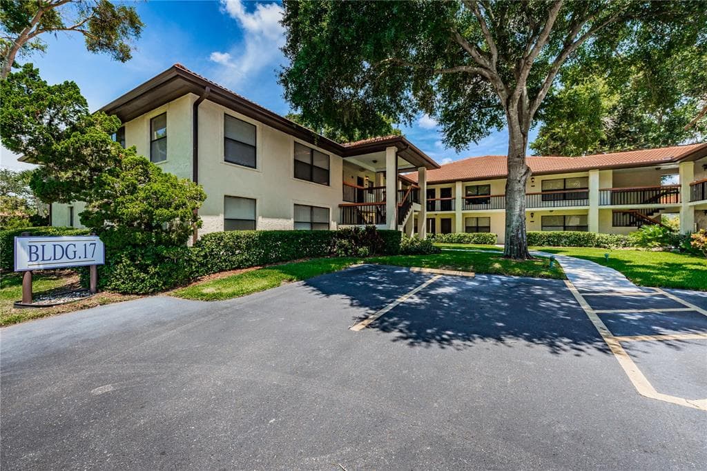 1702 HAMMOCK PINE BOULEVARD UNIT 1702 CLEARWATER, FL 33761