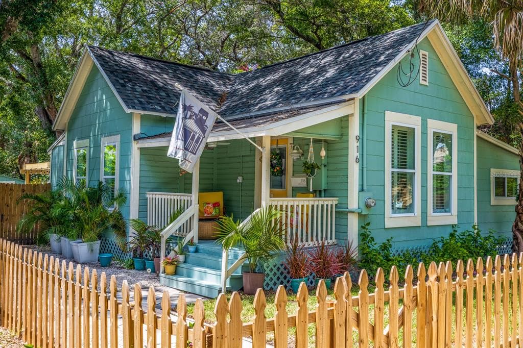 916 CRESCENT LAKE DRIVE ST PETERSBURG, FL 33701