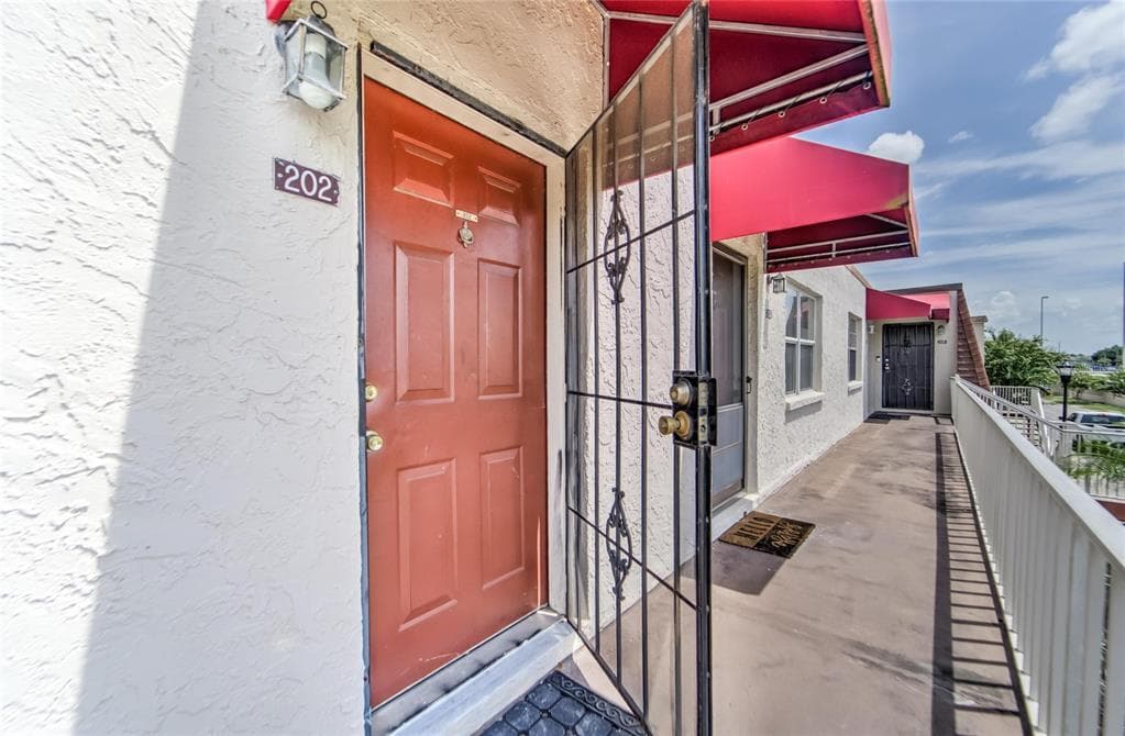9113 W HILLSBOROUGH AVENUE UNIT J202 TAMPA, FL 33615