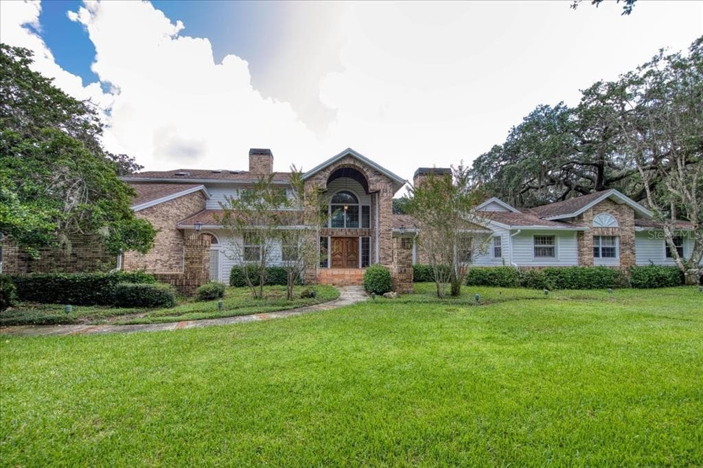 710 E LAKE DRIVE