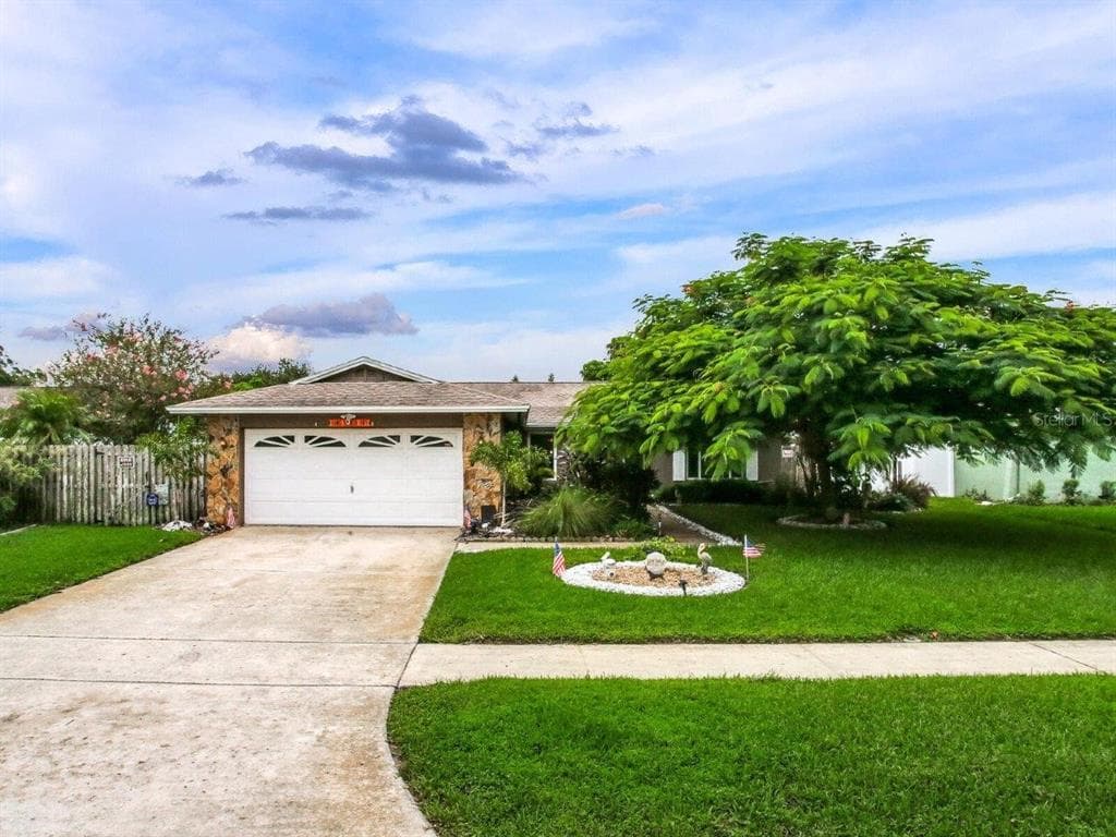 13368 HACIENDA DRIVE LARGO, FL 33774