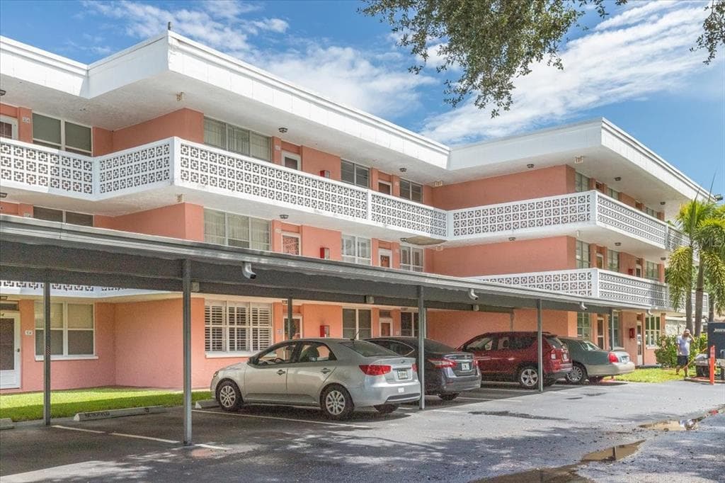 4720 LOCUST STREET NE UNIT 306 ST PETERSBURG, FL 33703