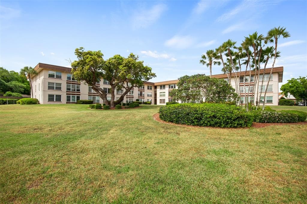 333 LAKE HOWARD DRIVE NW UNIT 104B WINTER HAVEN, FL 33880