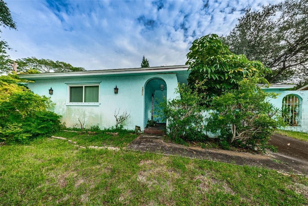 1311 CASTLEWORKS LANE TARPON SPRINGS, FL 34689