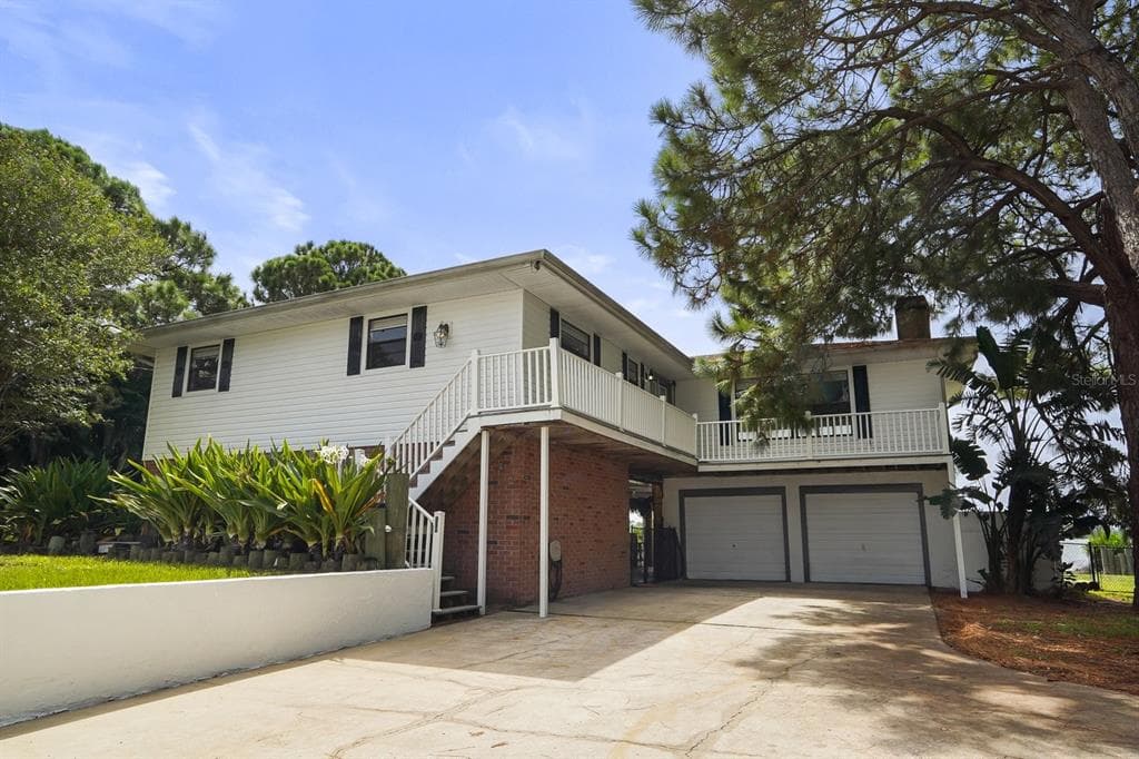 1657 SEABREEZE DRIVE TARPON SPRINGS, FL 34689