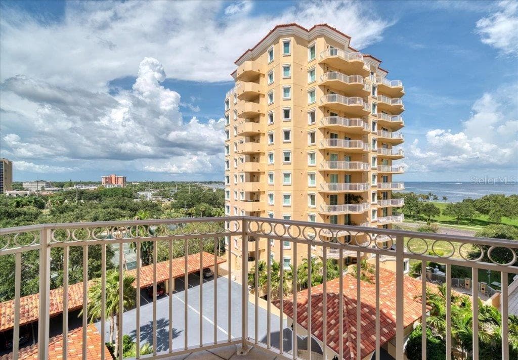 555 5TH AVENUE NE UNIT 722 ST PETERSBURG, FL 33701