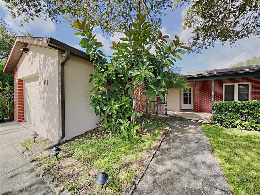 908 PINE RIDGE CIRCLE E BRANDON, FL 33511