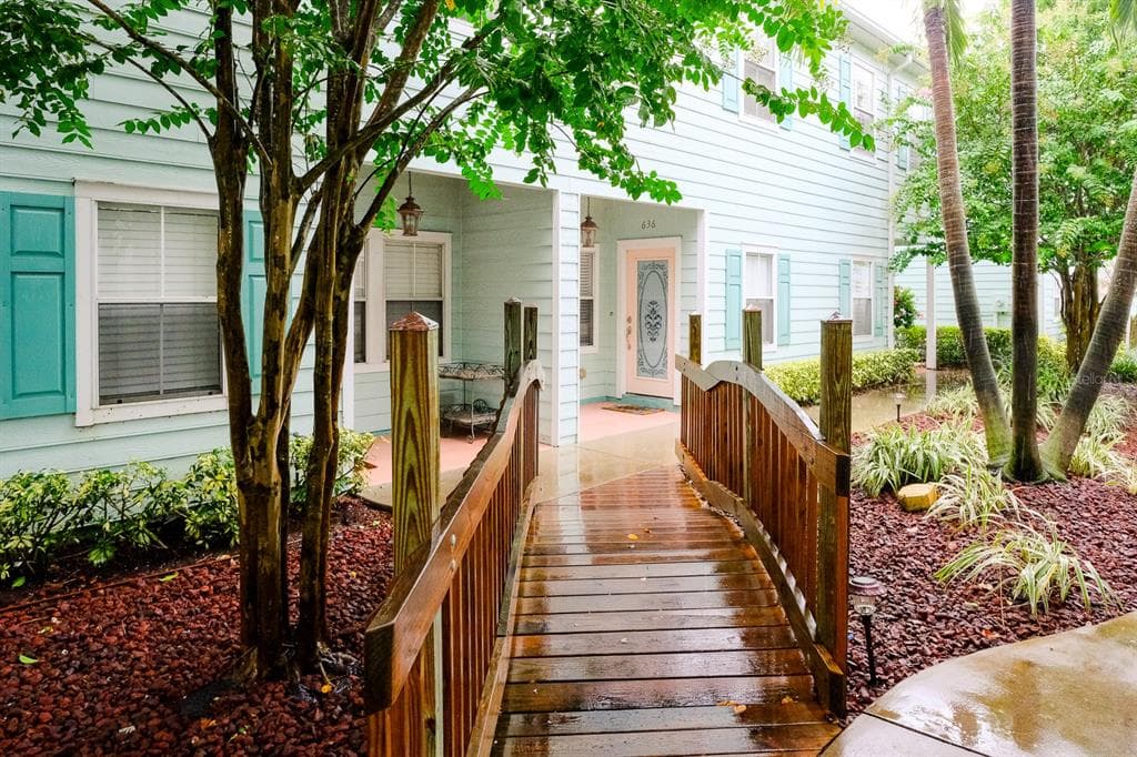 636 CHARLES COURT S ST PETERSBURG, FL 33701