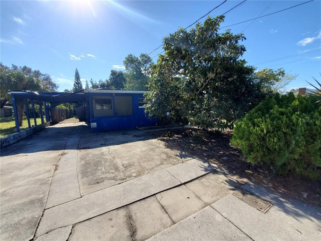 512 E LIME STREET TARPON SPRINGS, FL 34689