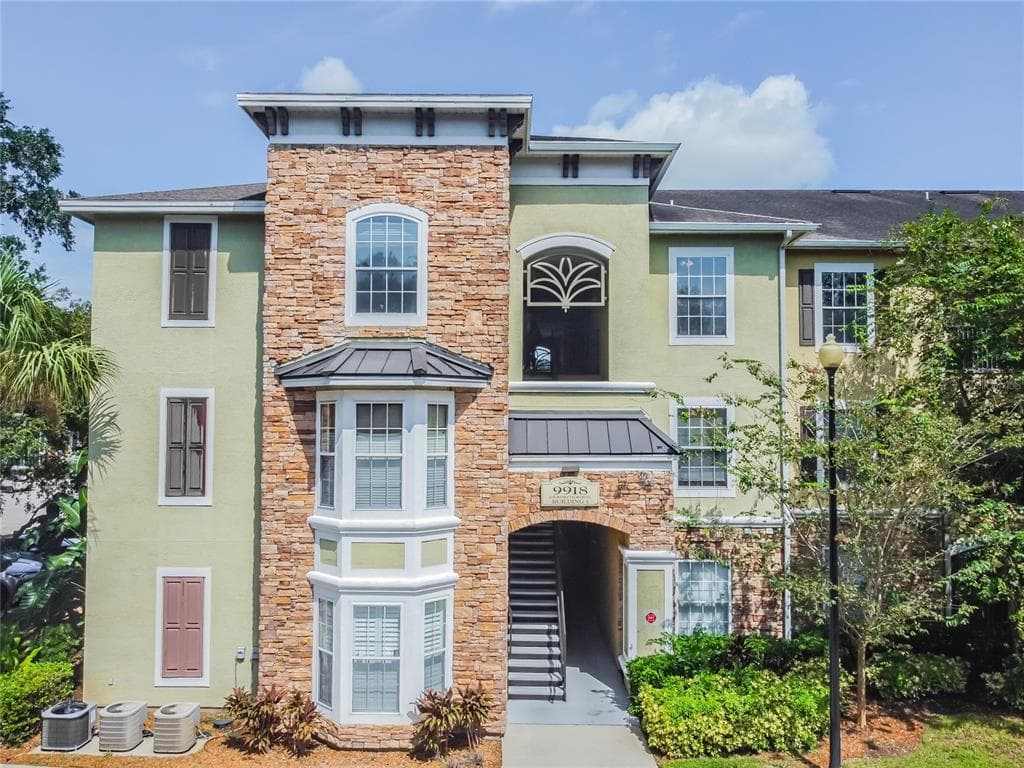 9918 COURTNEY PALMS BOULEVARD UNIT 304 TAMPA, FL 33619
