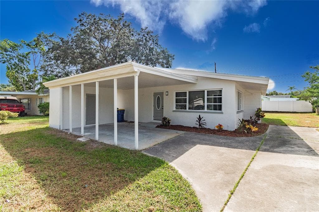 10524 BLOSSOM LAKE DRIVE SEMINOLE, FL 33772