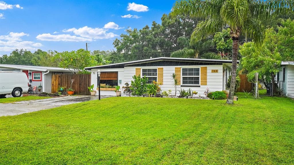 744 64TH AVENUE N ST PETERSBURG, FL 33702