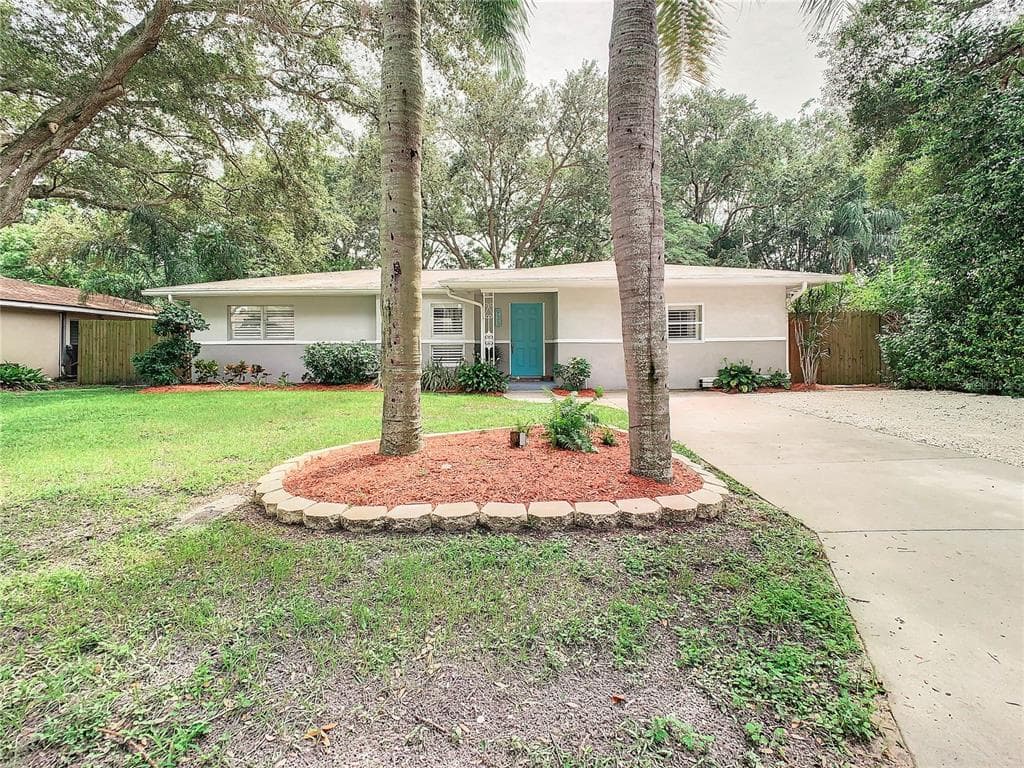 933 LAKEWOOD DRIVE DUNEDIN, FL 34698
