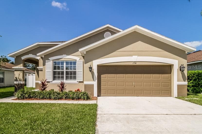 1741 STRATHMORE CIRCLE MOUNT DORA, FL 32757