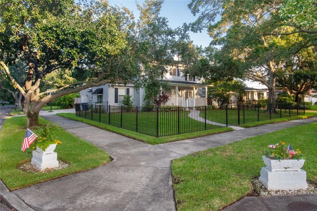 300 APPIAN WAY NE ST PETERSBURG, FL 33704