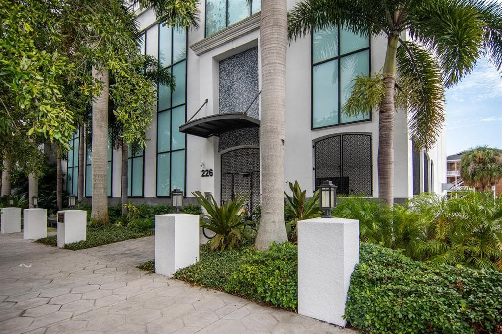226 5TH AVENUE N UNIT 1005 ST PETERSBURG, FL 33701