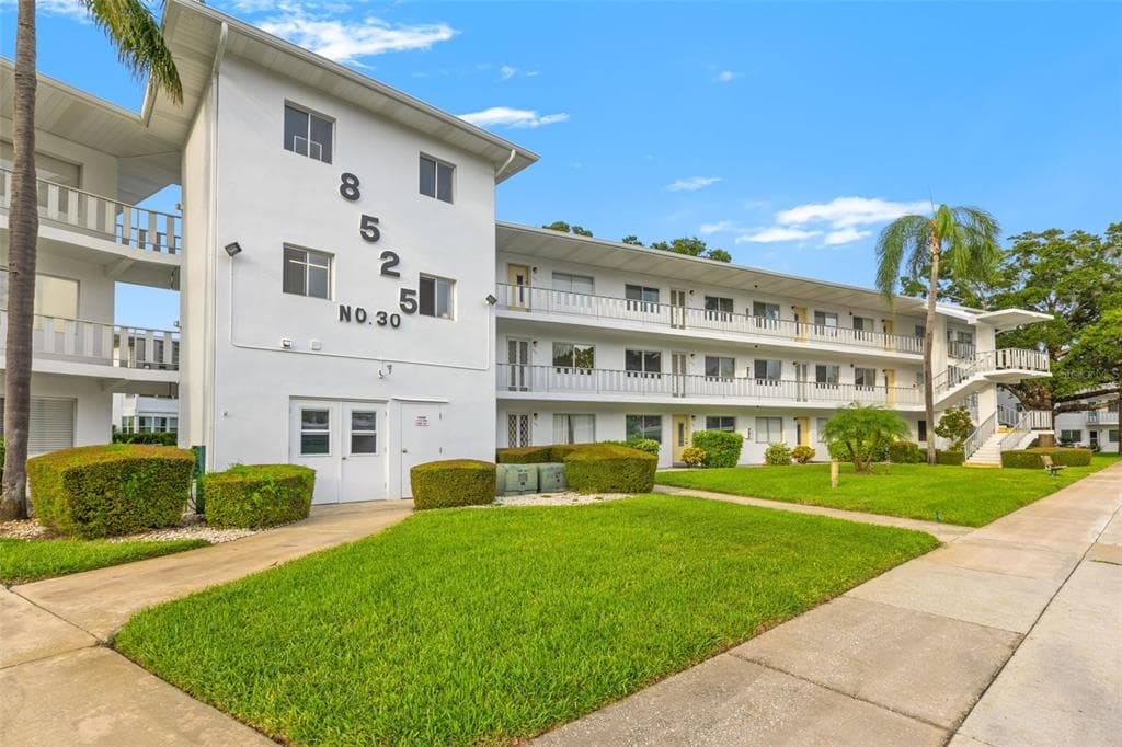 8525 111TH STREET UNIT 202 SEMINOLE, FL 33772