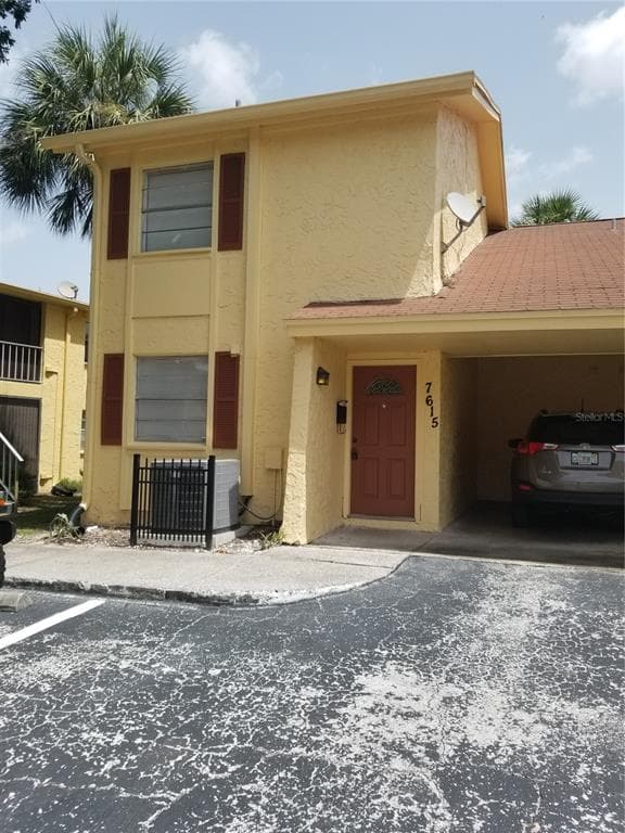 7615 CAMARINA CALLE UNIT 7615 TAMPA, FL 33615