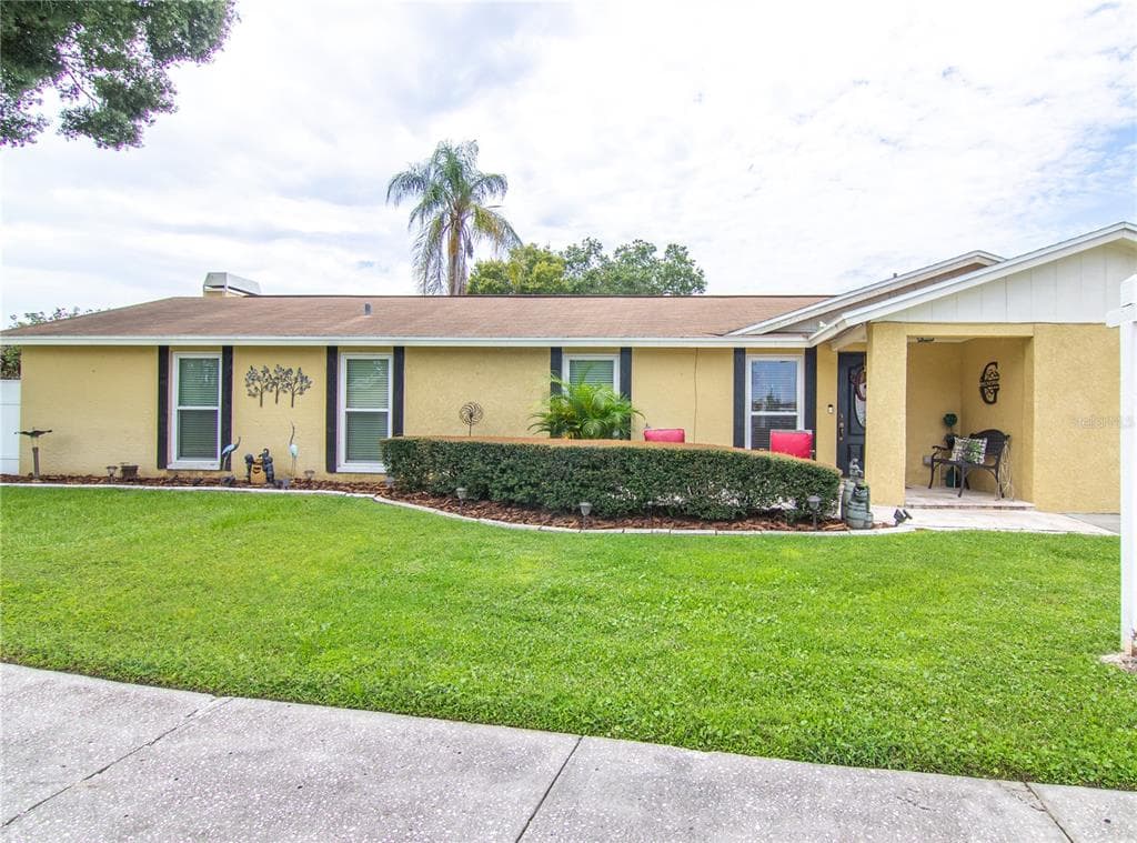9302 ATTENBURY DR TAMPA, FL 33615