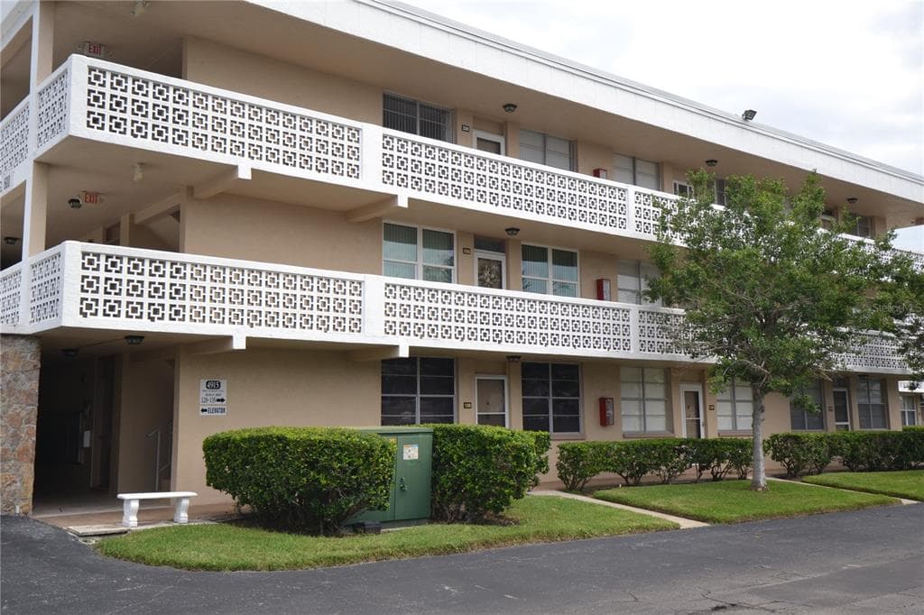 4915 BAY STREET NE UNIT 328 ST PETERSBURG, FL 33703