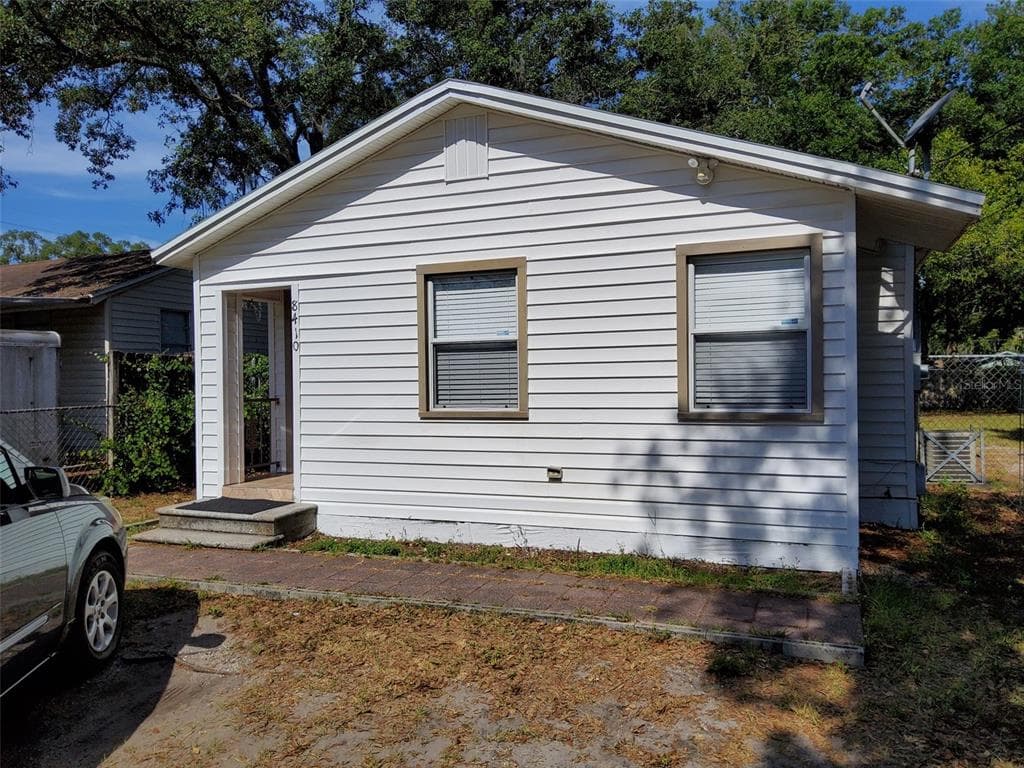 8410 N HAMNER AVENUE TAMPA, FL 33604