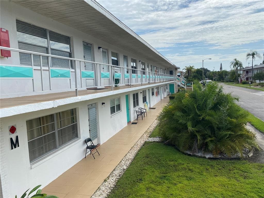 2011 58TH AVENUE N UNIT 22 ST PETERSBURG, FL 33714