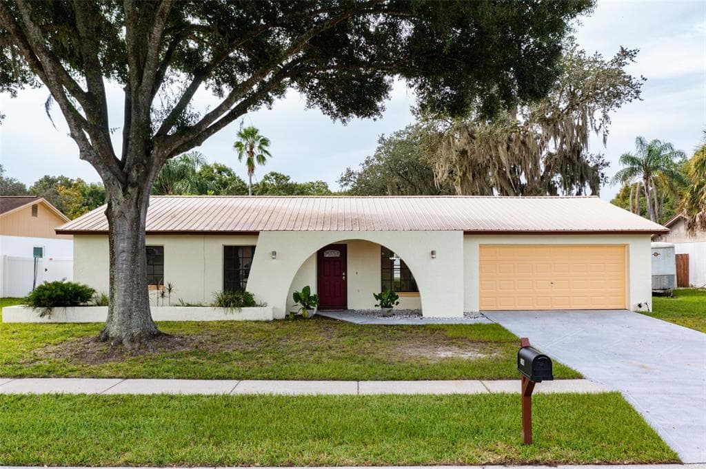 748 ISLETON DRIVE BRANDON, FL 33511