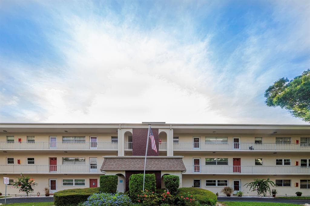 5880 38TH AVENUE N UNIT 211 ST PETERSBURG, FL 33710
