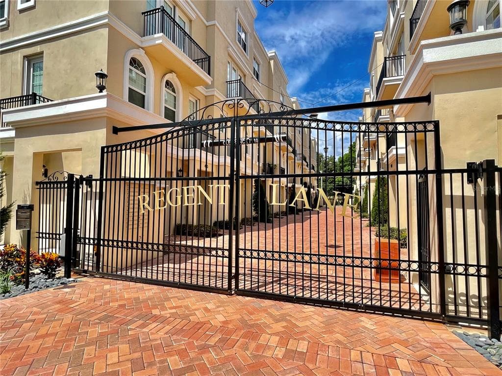 424 REGENT LANE N