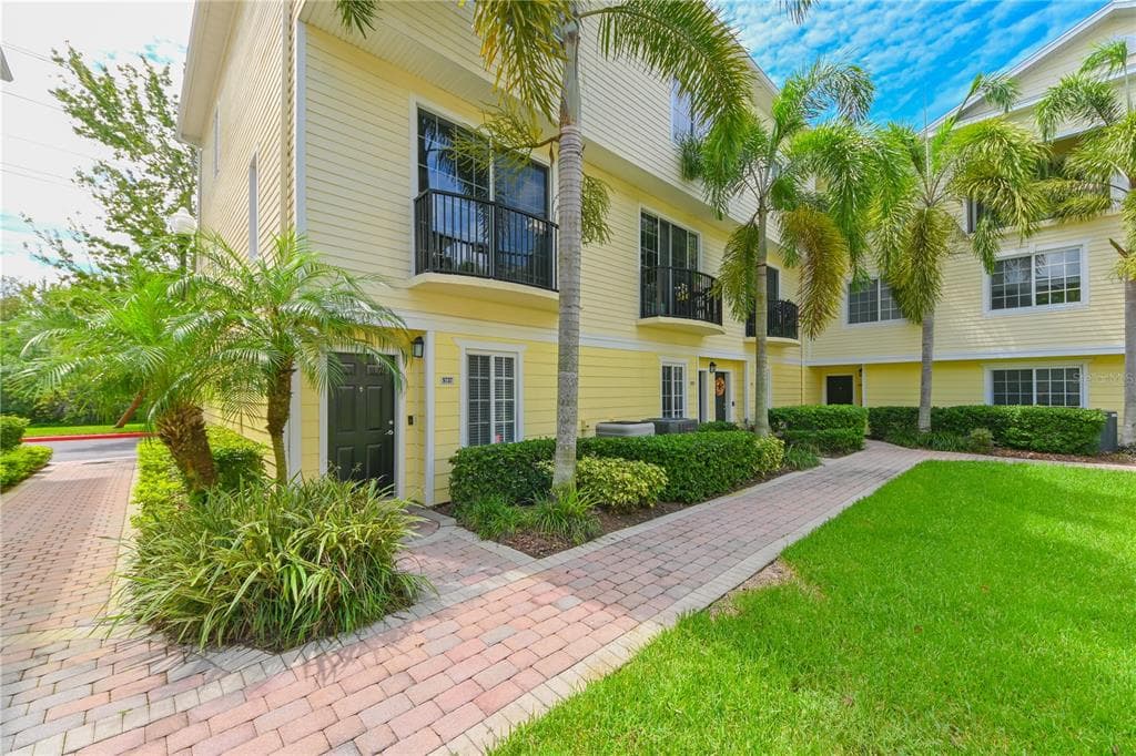 9737 MEADOW FIELD CIRCLE TAMPA, FL 33626